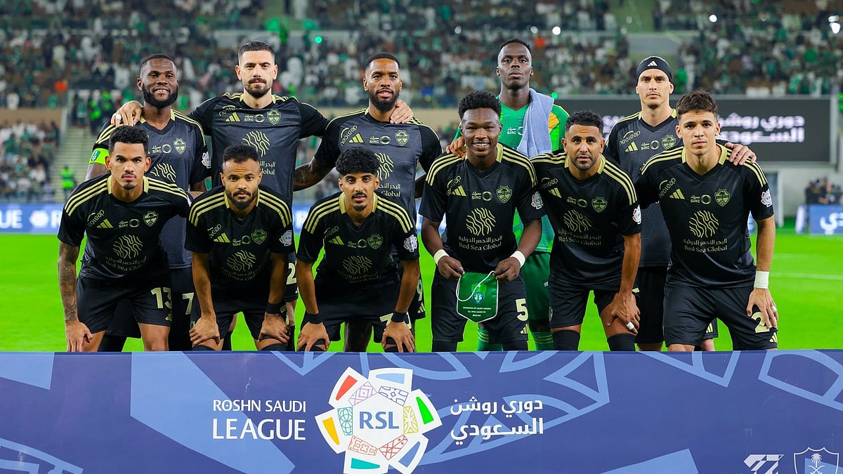 X/ALAHLI_FCEN : Al-Ahli Players posing in a SPL game.