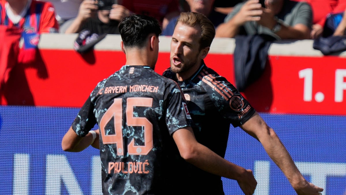 AP/Matthias Schrader : Bayern Munich's Aleksandar Pavlovic and Harry Kane celebrate a goal during their German Bundesliga 2024-25 match against Heidenheim in Heidenheim on April 19, 2025.