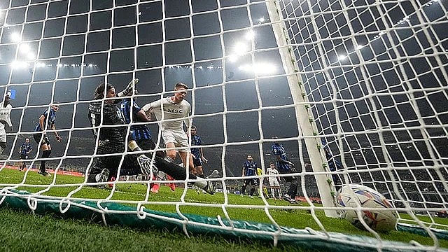AP : Inter Milan's goalkeeper Yann Sommer fails to save a goal by Napoli's Scott McTominay during their Serie A match at the San Siro Stadium in Milan, Italy.