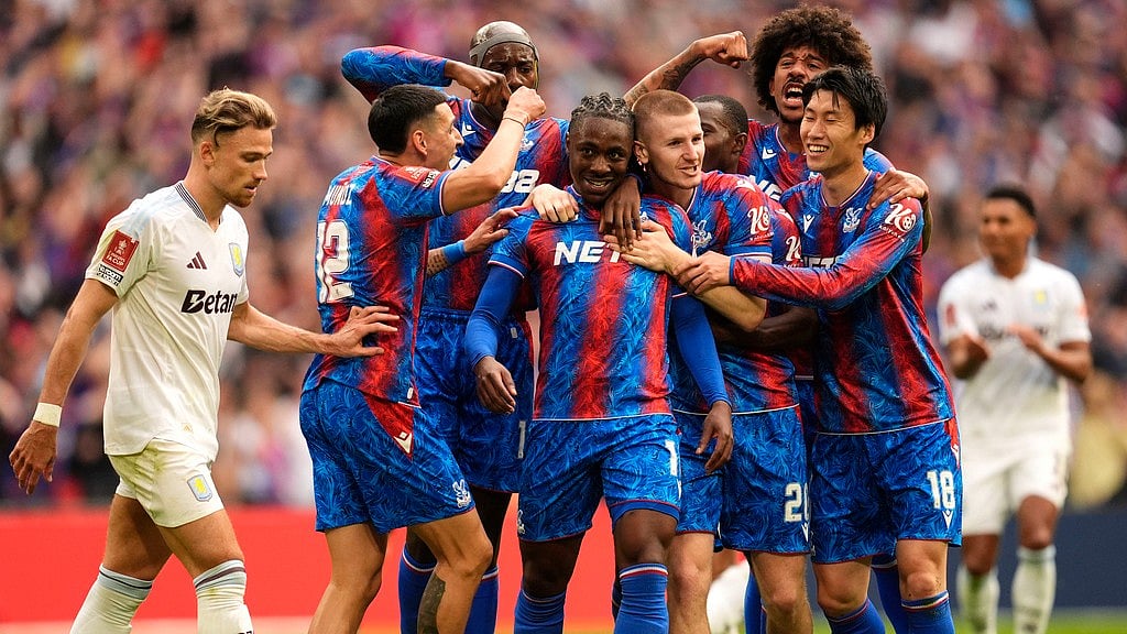 AP : Crystal Palace's Eberechi Eze, center, celebrates with teammates after scoring the opening goal of game during the English FA Cup.
