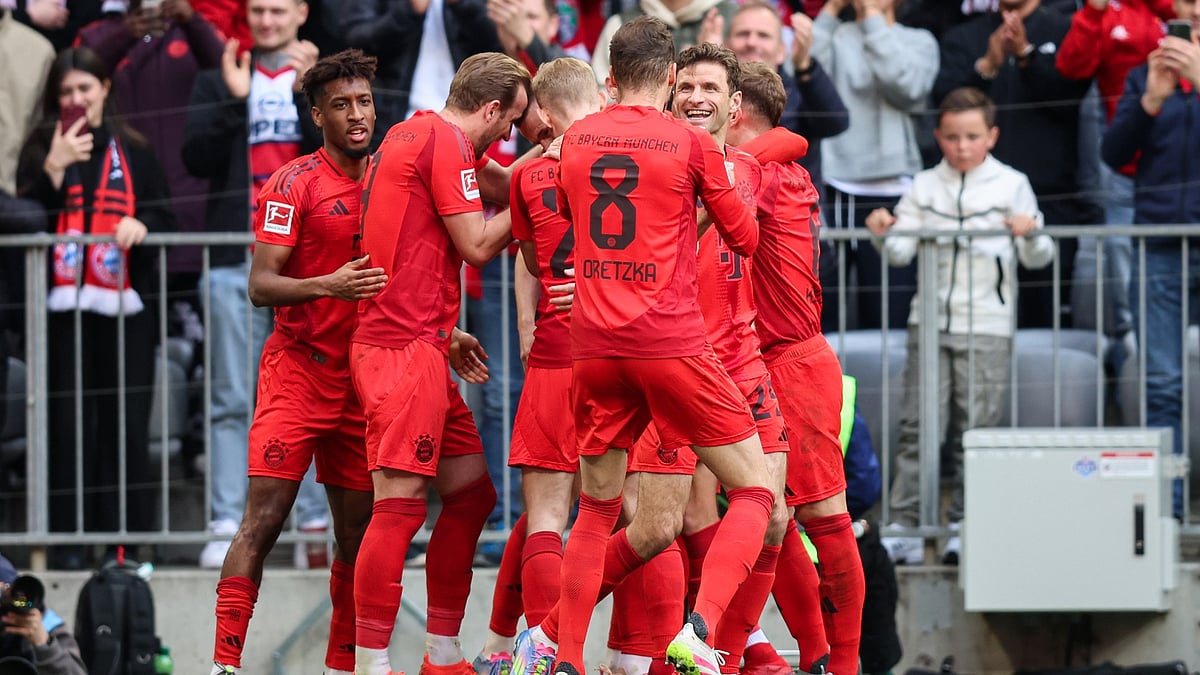Bayern Munich celebrate their third goal in Mainz win