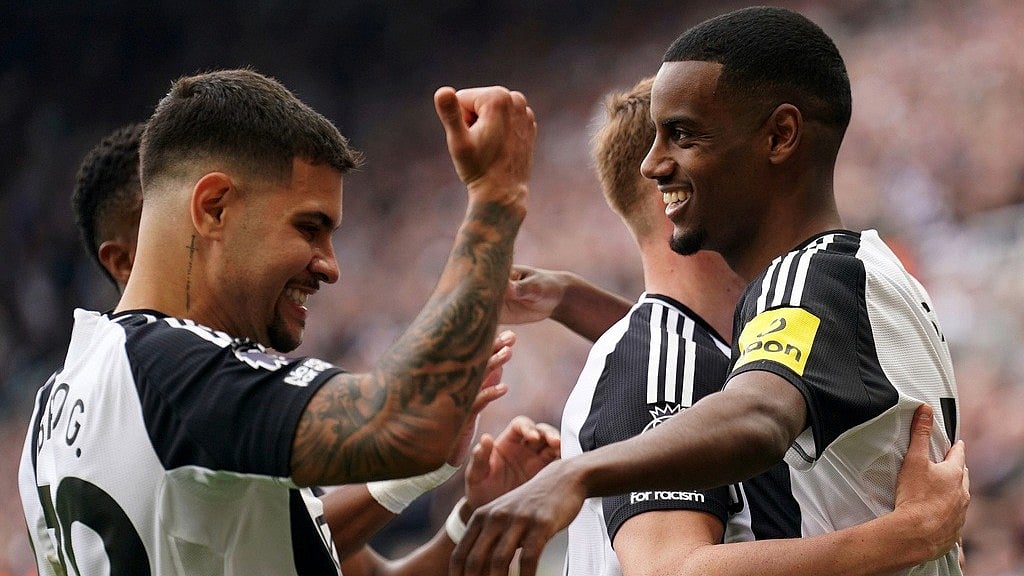 (AP Photo) : Newcastle United's Alexander Isak, right, celebrates scoring with teammates during the English Premier League match against Ipswich Town