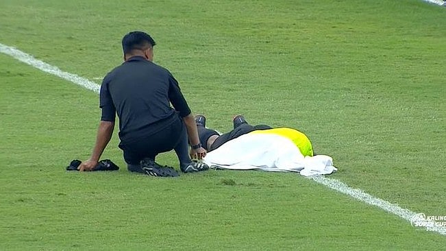 X | Shaji4Football : Bees attacking referees during the Inter Kashi Vs Mumbai City, Kalinga Super Cup match in Bhubaneswar. 