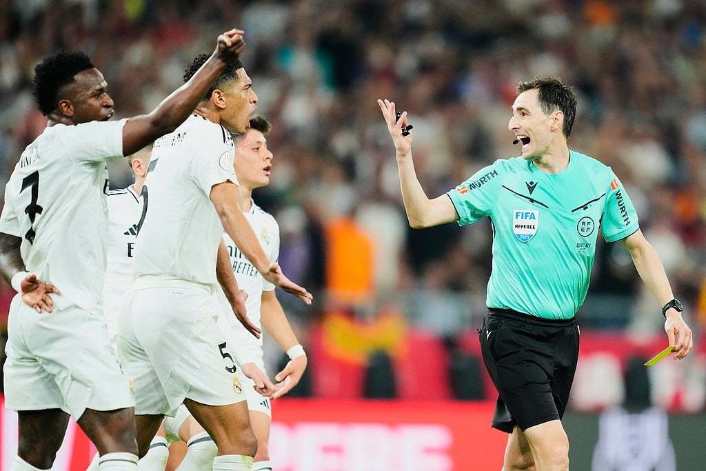 AP/Jose Breton : Real Madrid players argue with referee Ricardo De Burgos Bengoetxea, right, during the Spanish Copa del Rey final soccer match between Barcelona and Real Madrid at Estadio de La Cartuja stadium in Seville, Spain, Saturday, April 26, 2025.