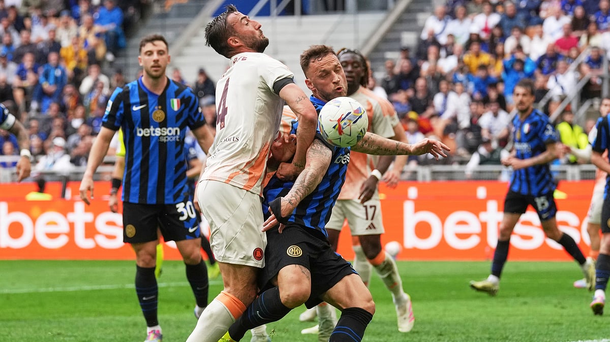  (AP Photo/Antonio Calanni)

 : Inter Milan's Marko Arnautovic, left, and Roma's Bryan Cristante vie for the ball during the Serie A soccer match between Inter Milan and Roma at the San Siro Stadium, in Milan, Italy, Sunday, April 27, 2025.
