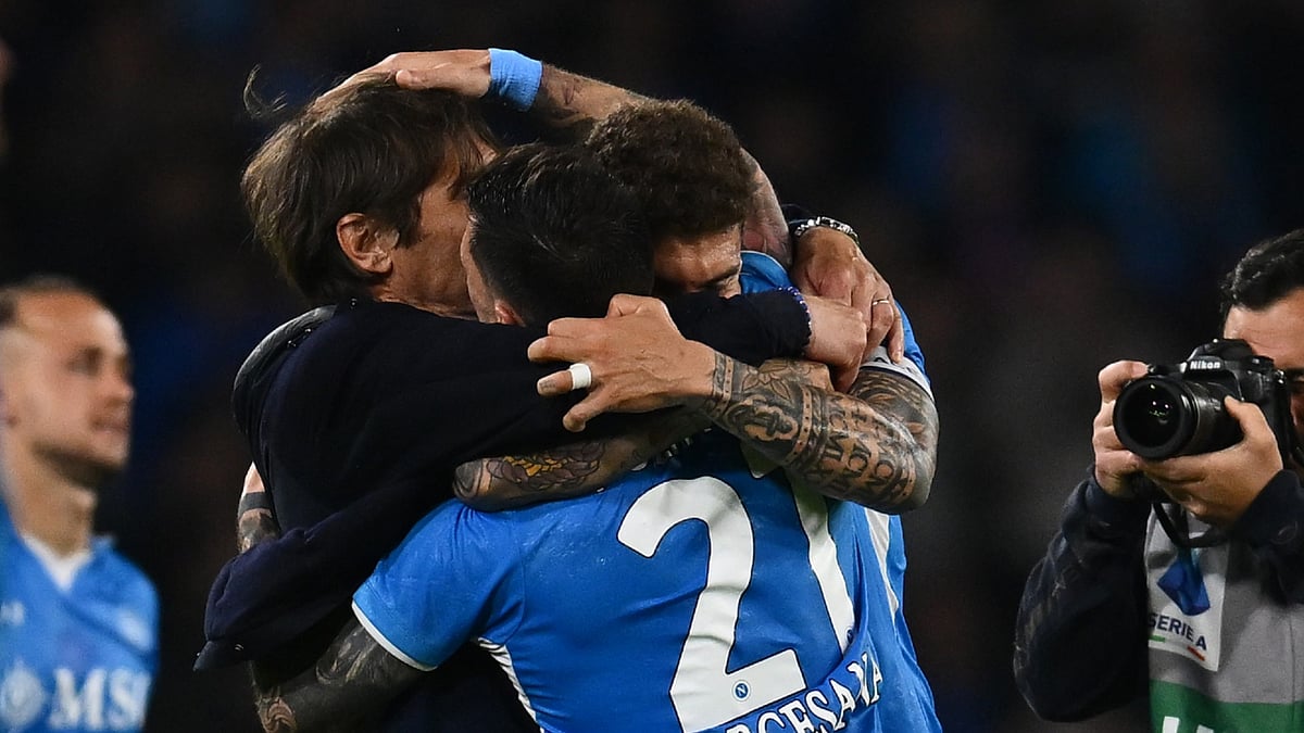 Antonio Conte celebrates with his players