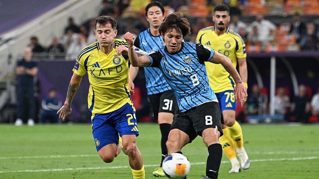 AP : Kawasaki Frontale's Kento Tachibanada, right, plays the ball as Al Nassr's Otavio, left, closes in during a AFC Champions League Elite semifinal soccer match at Alinma Stadium