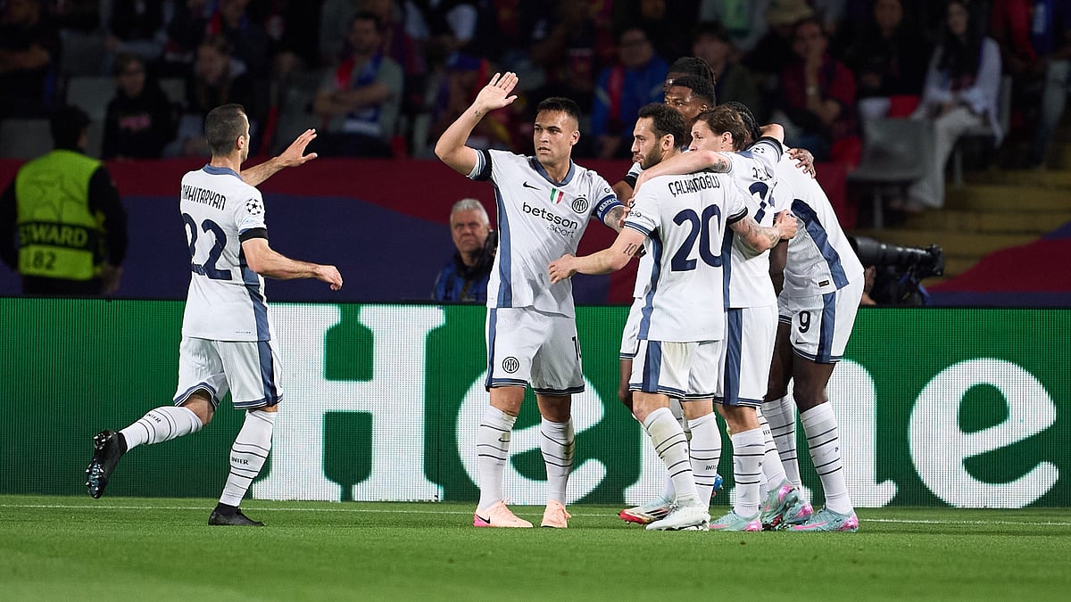 File : Inter players celebrate after scoring against FC Barcelona.