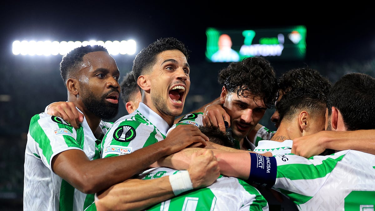 Real Betis celebrate Antony's stunner against Fiorentina