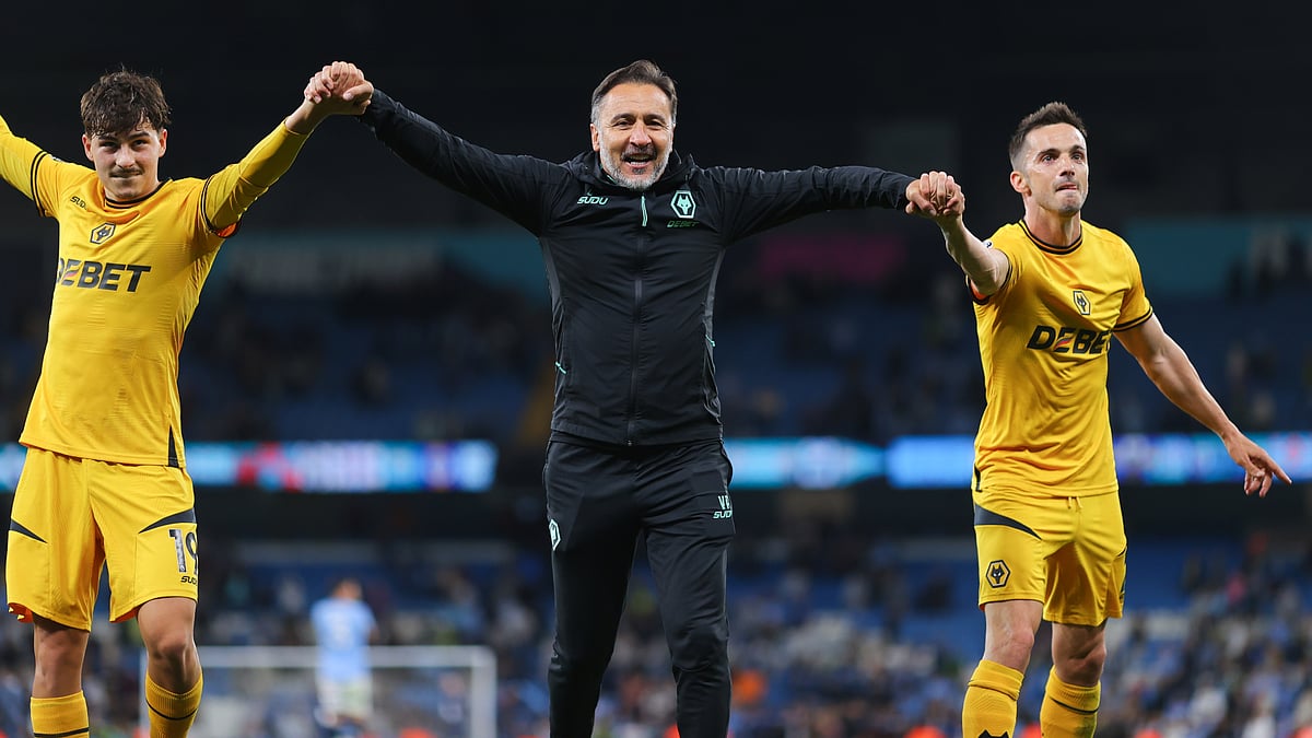 Vitor Pereira acknowledges Wolves' travelling fans at the Etihad Stadium