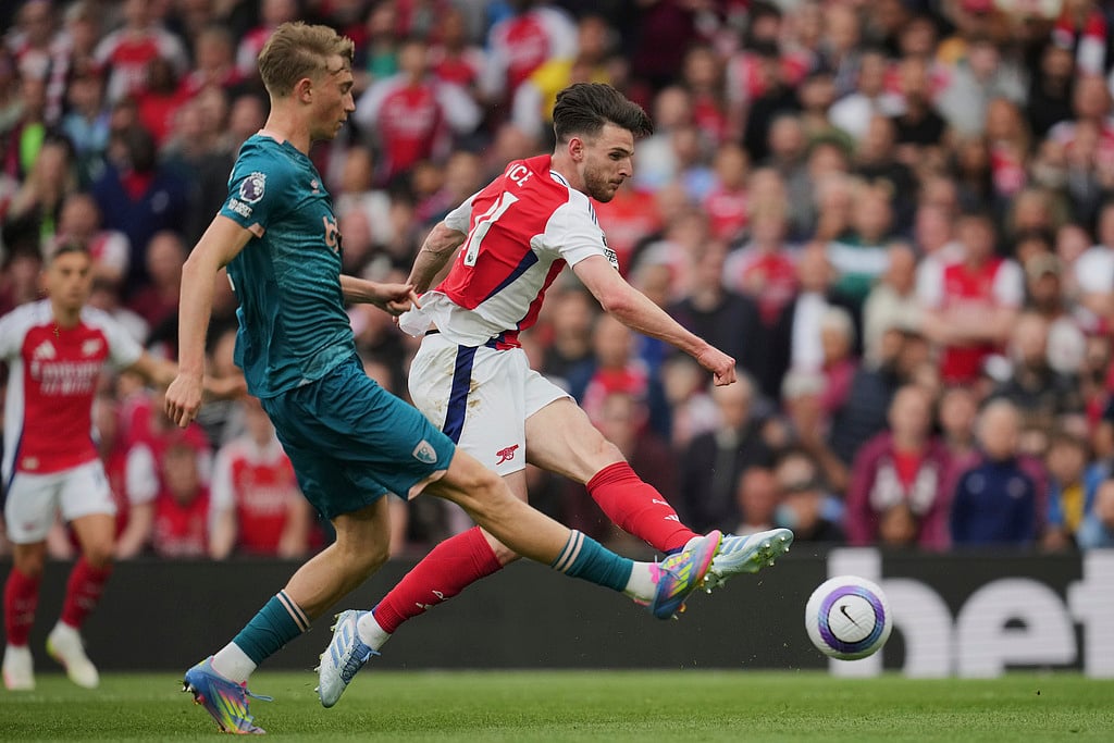 AP : Bournemouth's Dean Huijsen, left, tries to block a shot from Arsenal's Declan Rice during the English Premier League soccer match