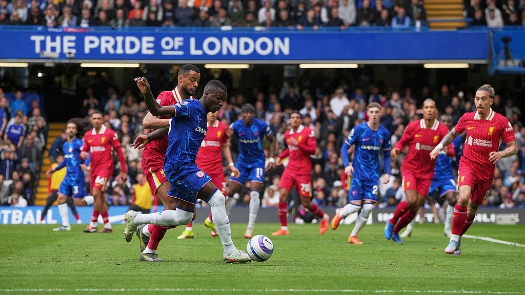 AP : Chelsea's Moises Caicedo, front, dribbles the ball challenged by Liverpool's Cody Gakpo during the English Premier League soccer match.