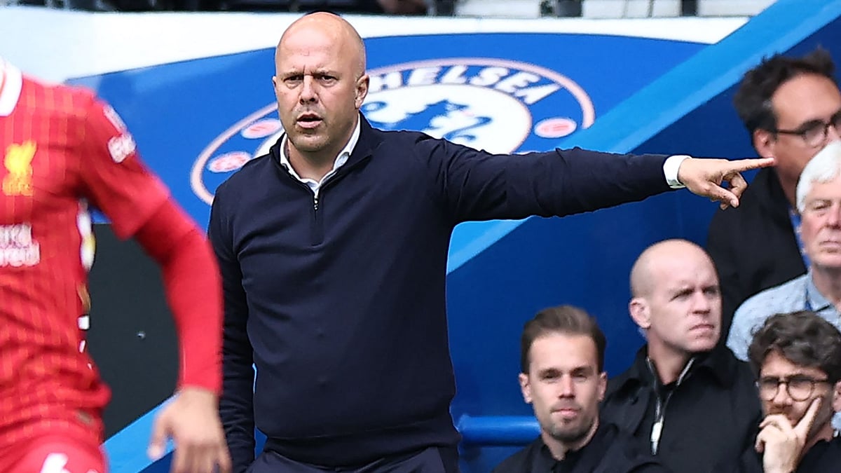 Slot looks on during Liverpool's defeat at Chelsea