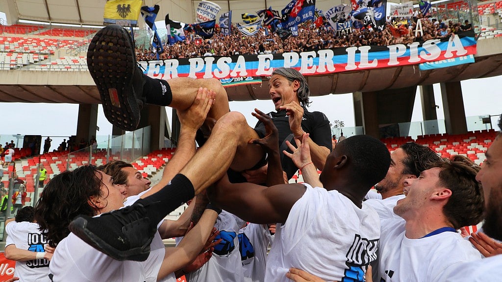 AP/Donato Fasano/LaPresse : Players lift Pisa manager Filippo Inzaghi as they celebrate the promotion of soccer team Pisa to the Serie A league, after the match.