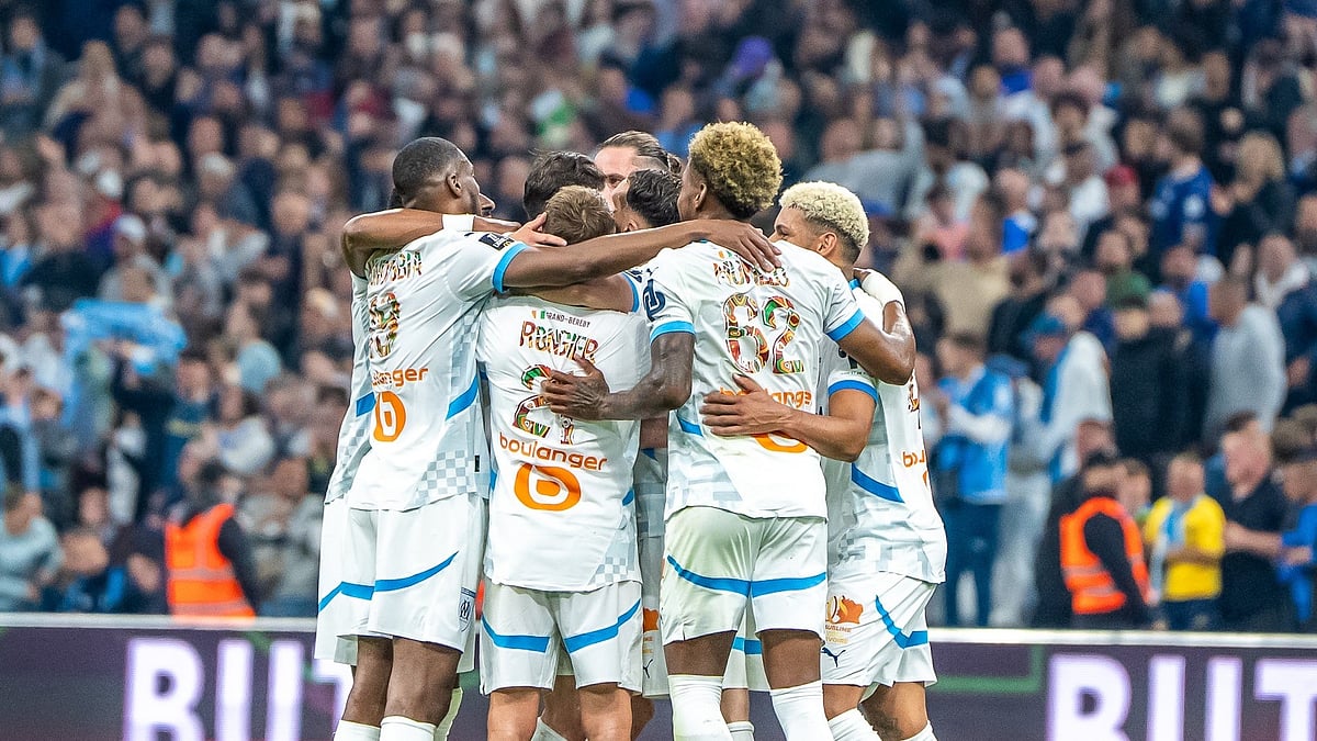 X/om_english : Marsaille players celebrate.