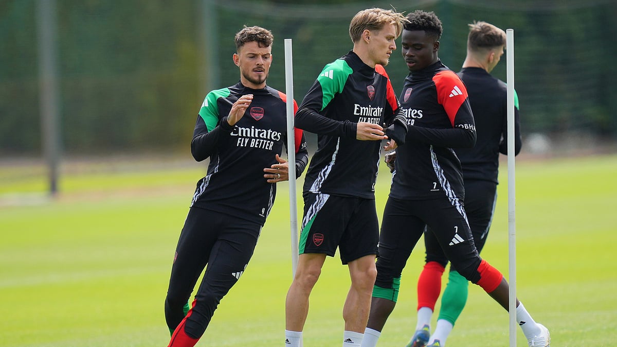 AP Photo/Kirsty Wigglesworth : Arsenal's Ben White, left, Arsenal's Martin Odegaard, centre, and Arsenal's Bukayo Saka, right, during a training session in London, England, ahead of the Champions League semifinal second leg football match.