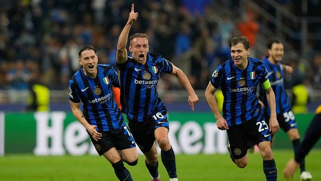 Photo: AP : Inter Milan's Davide Frattesi, centre, celebrates after scoring his side's fourth goal during the Champions League semi-final second-leg match against Barcelona.