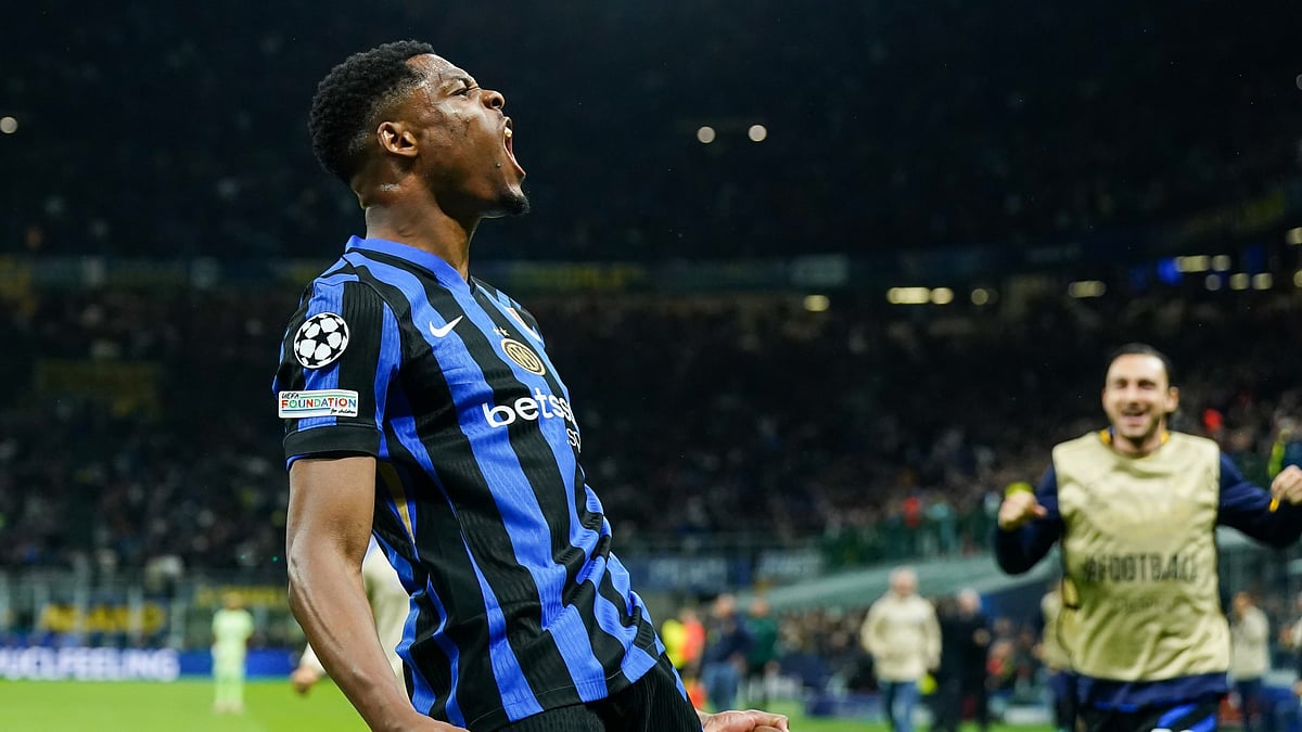 File : Denzel Dumfries of Inter Milan celebrates against Barcelona.