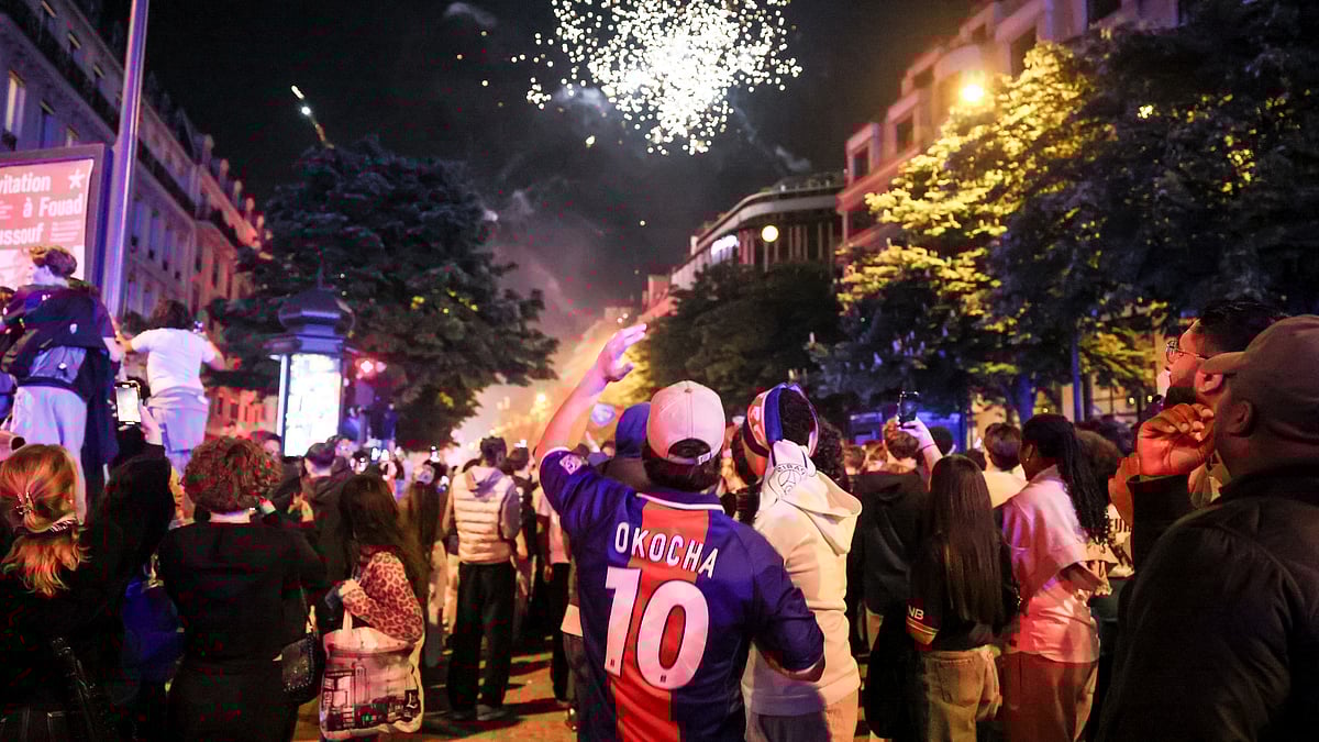  (AP Photo/Thomas Padilla)
 : Paris Saint-Germain fans celebrate after the Champions League semifinal, second leg soccer match between PSG and Arsenal on the Champs-Elysees avenue in Paris, Wednesday, May 7, 2025.
