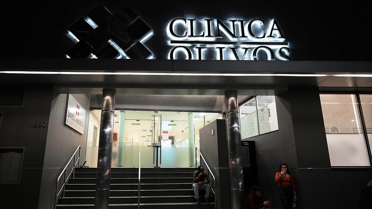  (AP Photo/Rodrigo Abd)

 : People relax outside the Olivos Clinic, where soccer star Diego Maradona got surgery weeks before his 2020 passing, in Buenos Aires, Tuesday, May 6, 2025.