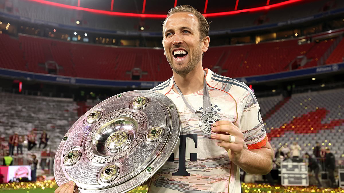 Harry Kane holds the Bundesliga trophy.