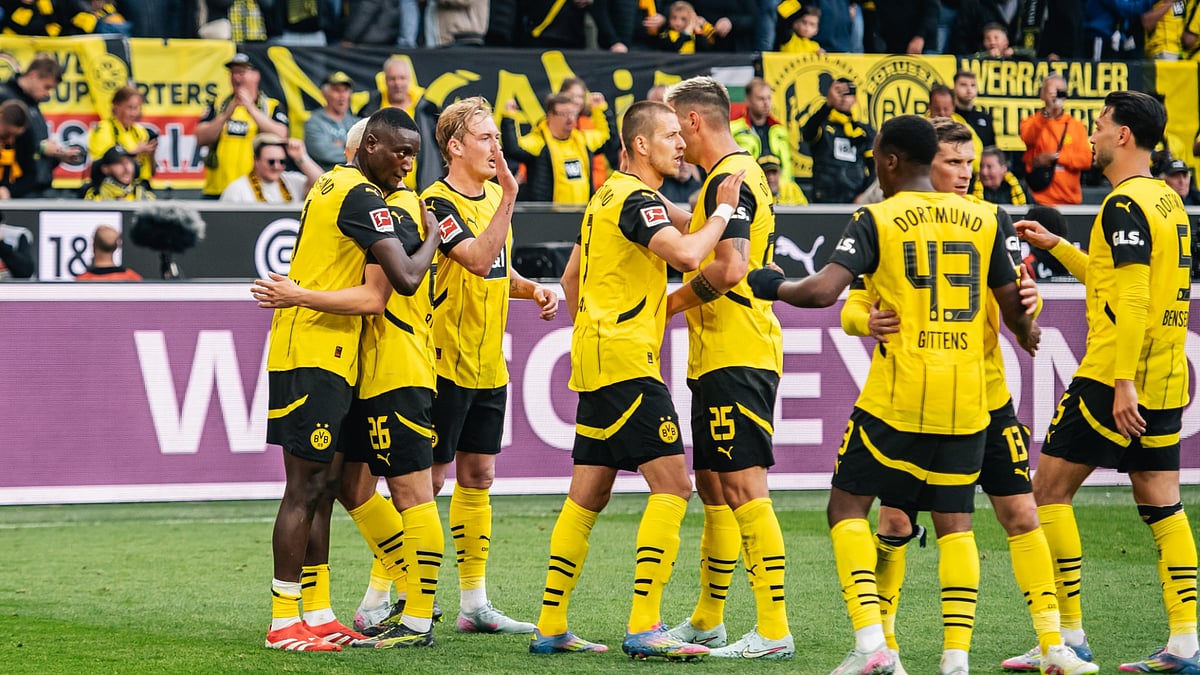 File : Borussia Dortmund players celebrate a goal.