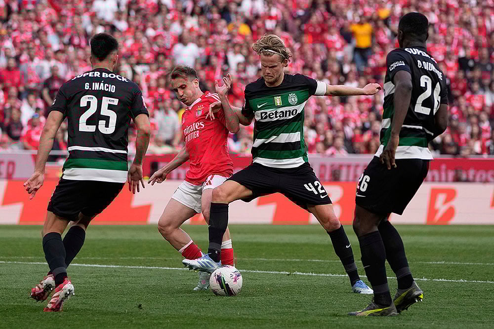| Photo: AP/Armando Franca : Primeira Liga 2024-25: SL Benfica vs Sporting CP