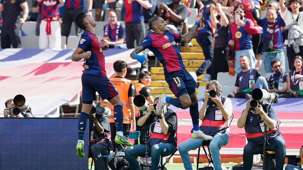 | Photo: AP/Joan Monfort : FC Barcelona's Ferran Torres and Raphinha celebrate after a goal against Real Madrid during the La Liga match.