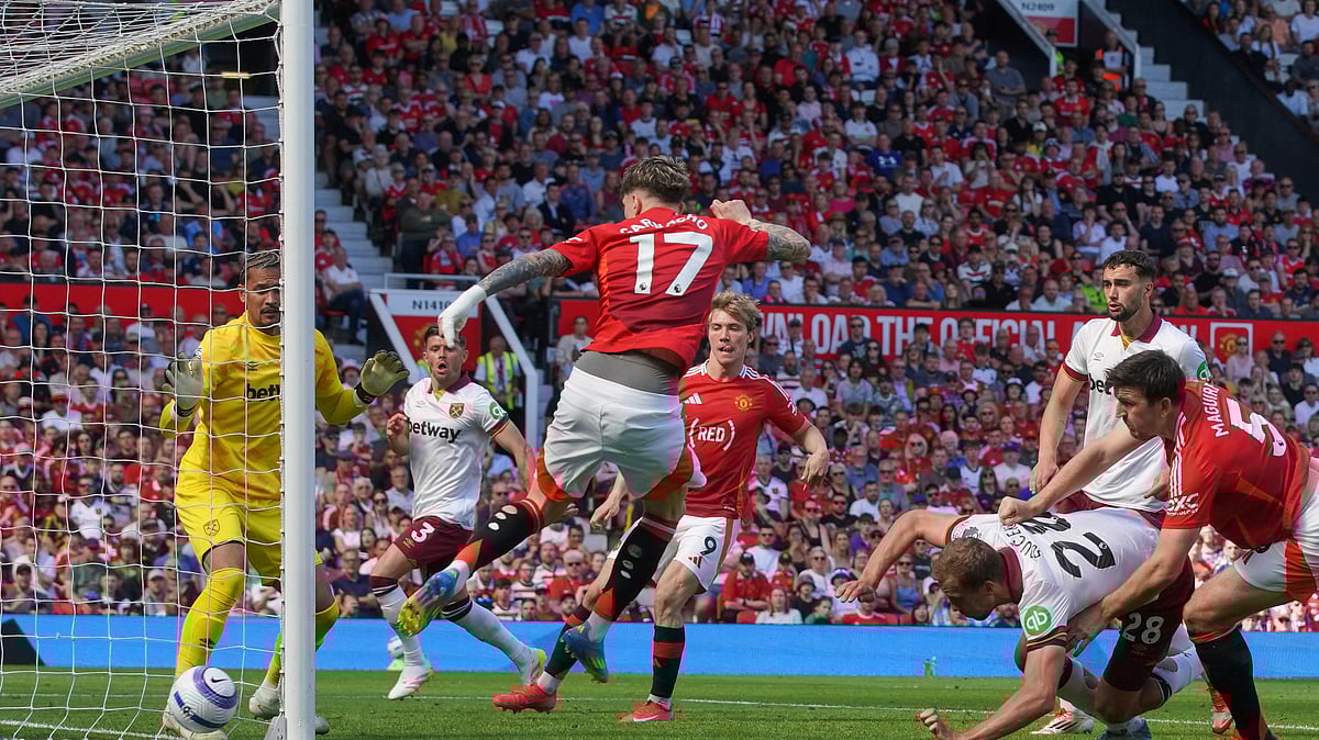 AP Photo/Ian Hodgson : Manchester United's Alejandro Garnacho, centre, fails to score during the English Premier League soccer match between Manchester United and West Ham at Old Trafford stadium in Manchester.
