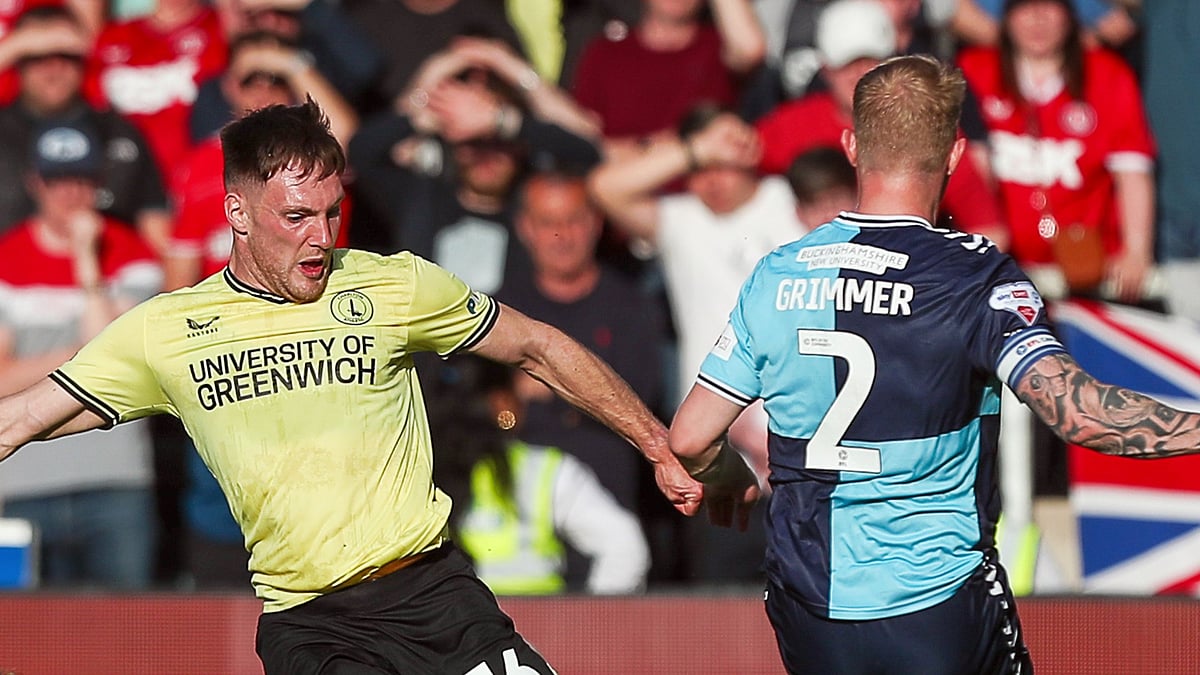 X/CAFCofficial : Charlton and Wycombe players duel for the ball in their first leg clash.