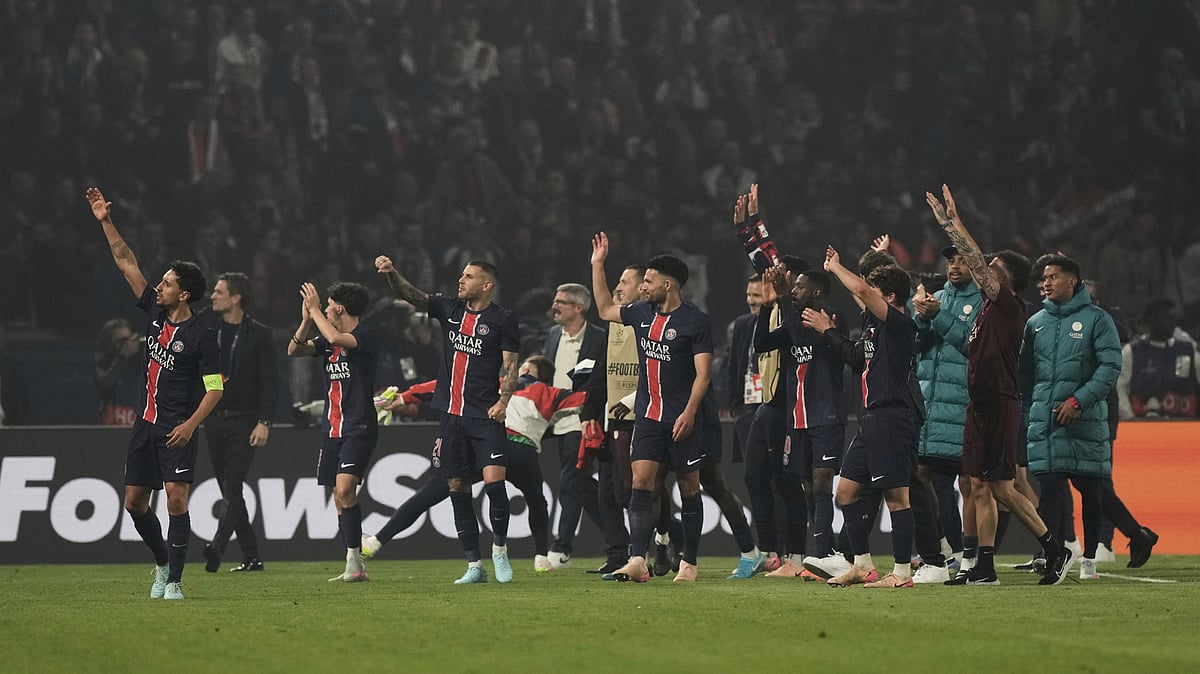 AP/Aurelien Morissard : PSG players celebrate after the Champions League semifinal, second leg match against Arsenal at the Parc des Princes in Paris on May 7, 2025. They have already won the Ligue 1 2024-25 title.