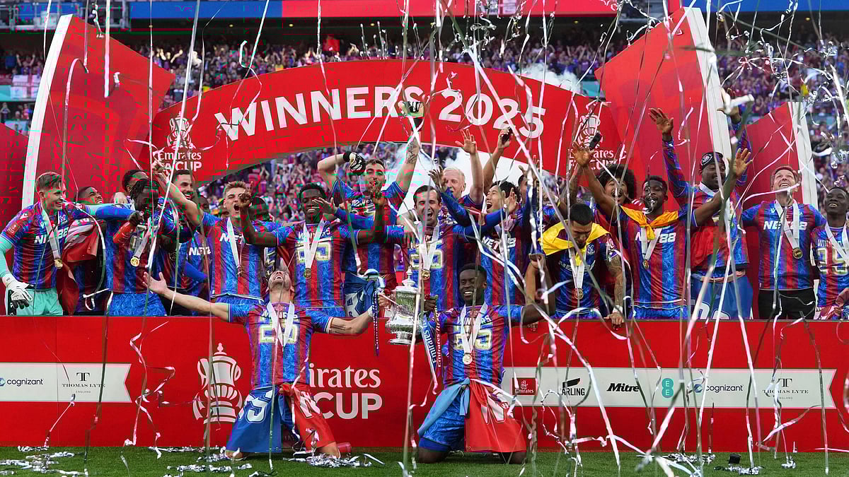(AP Photo/Kirsty Wigglesworth) : Crystal Palace players celebrate with the trophy after winning the English FA Cup final soccer match between Crystal Palace and Manchester City at Wembley stadium in London, Saturday, May 17, 2025.