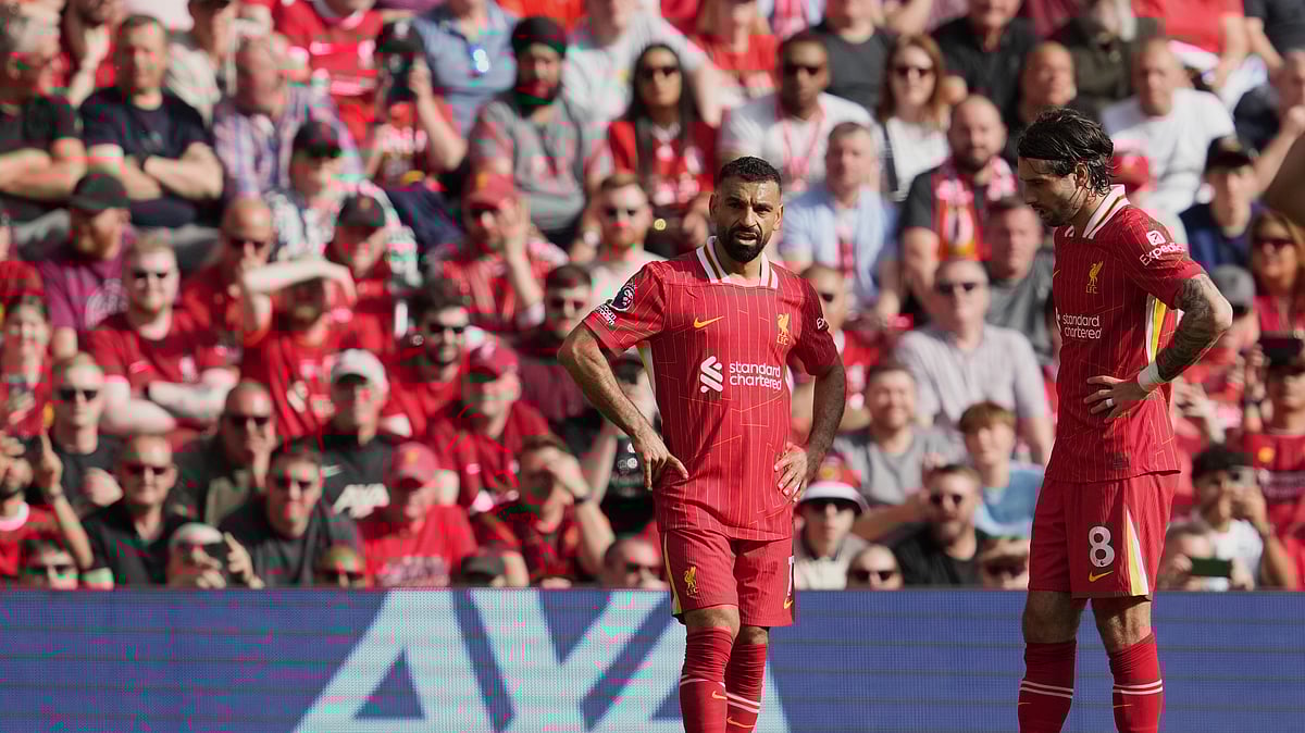 AP Photo/Jon Super : Liverpool's Mohamed Salah, left, speaks with Liverpool's Dominik Szoboszlai during the English Premier League soccer match between Liverpool and Arsenal, at Anfield stadium in Liverpool.
