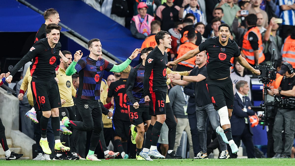 Ronald Araujo (R) during Barcelona's celebrations at Espanyol