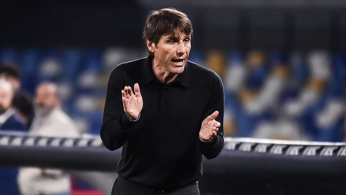 Antonio Conte on the touchlines in Napoli's match against Genoa.