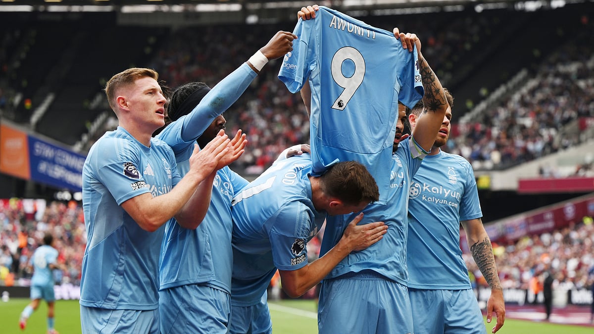 Nottingham Forest's players displayed the shirt of Taiwo Awoniyi after their opening goal