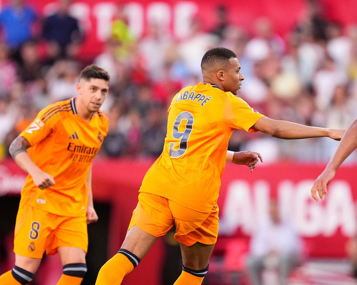  (AP Photo/Jose Breton) : Real Madrid's Kylian Mbappe, centre, celebrates after scoring his side's opening goal during the Spanish La Liga soccer match between Sevilla and Real Madrid at the Ramon Sanchez Pizjuan stadium in Seville, Spain, Sunday, May 18, 2025.