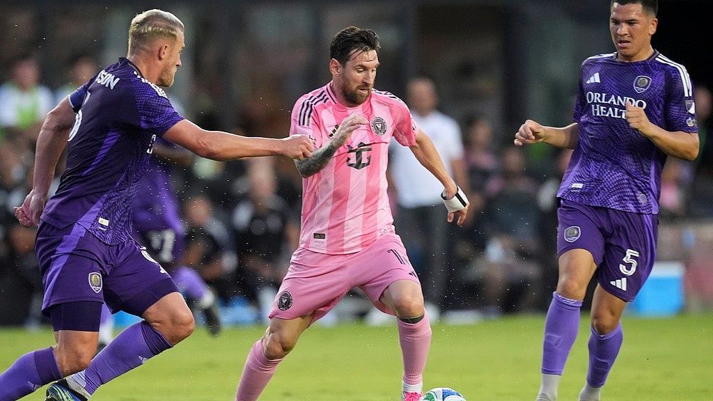 AP/Rebecca Blackwell : Inter Miami forward Lionel Messi (10) comes under pressure from Orlando City defender Robin Jansson (6) and midfielder Cesar Araujo (5) during the first half.