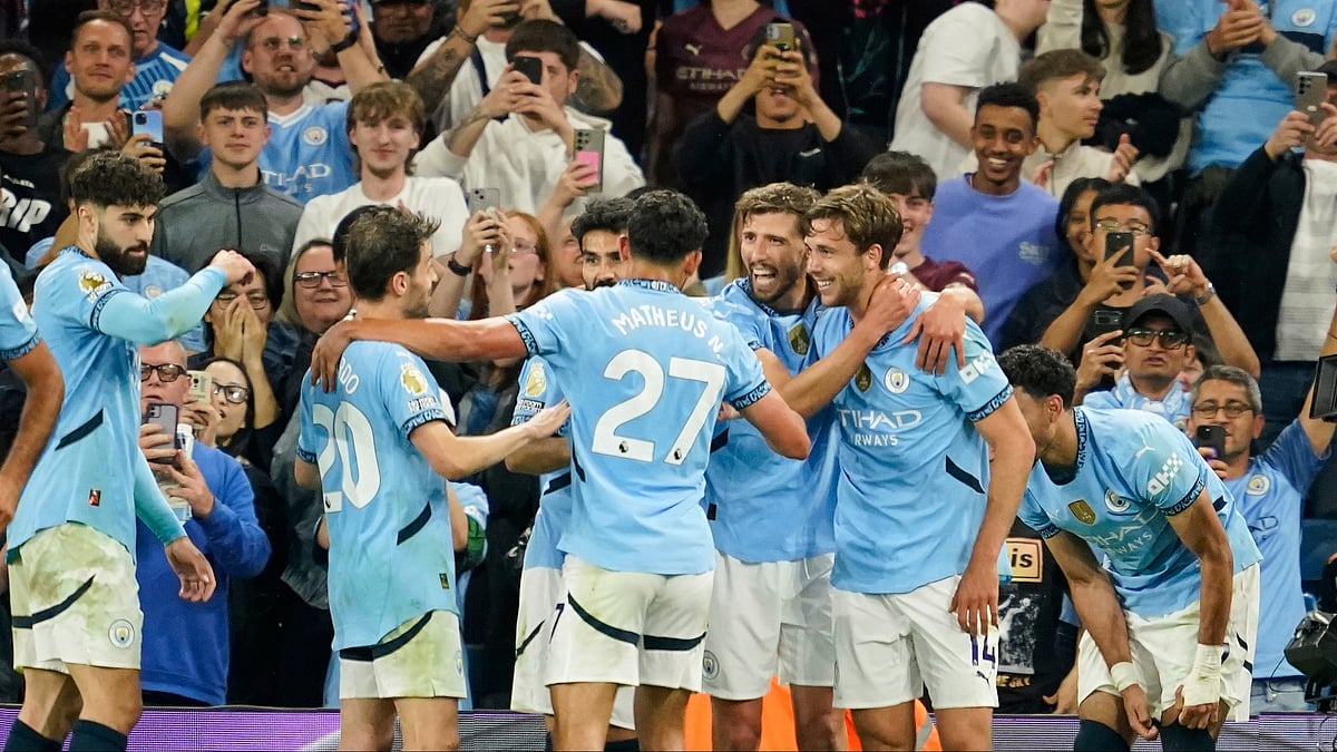 (AP Photo/Dave Thompson) : Manchester City players celebrate after Manchester City's Nico Gonzalez scored his side's third goal during the English Premier League soccer match between Manchester City and Bournemouth at the Etihad stadium in Manchester, England, Tuesday, May 20, 2025. 


