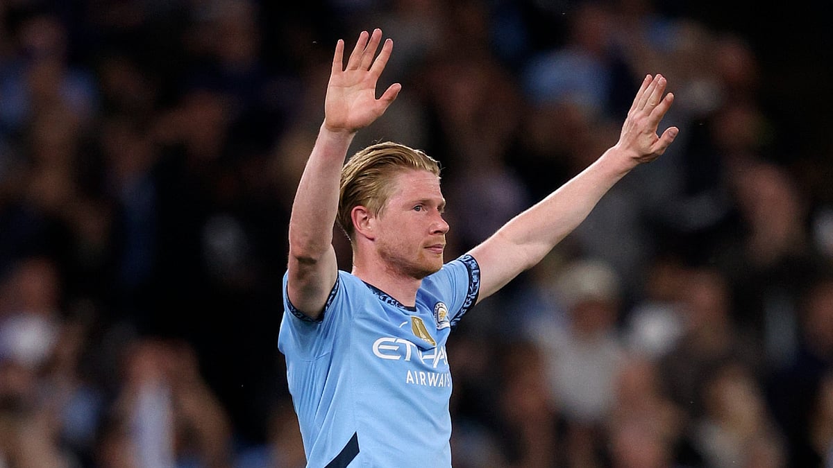 Kevin De Bruyne says goodbye to the City fans.