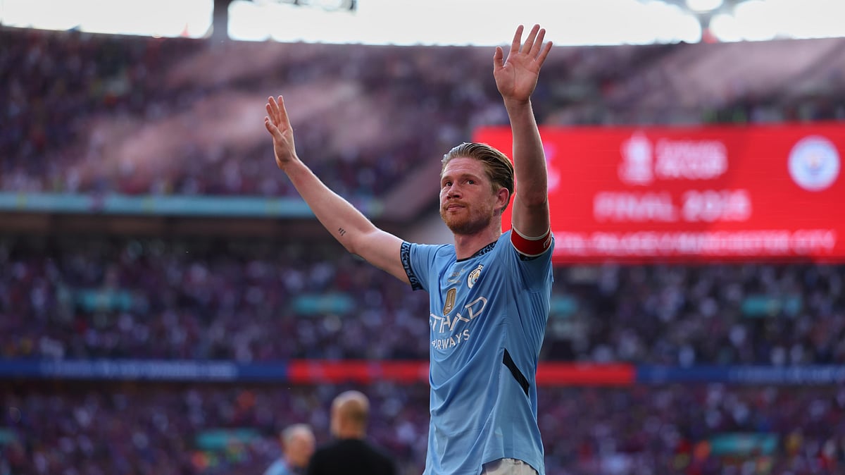 (AP Photo/Ian Walton)
 : Manchester City's Kevin De Bruyne acknowledge fans after losing the FA Cup final between Manchester City and Crystal Palace at the Wembley Stadium in London, Saturday, May 17, 2025. 


