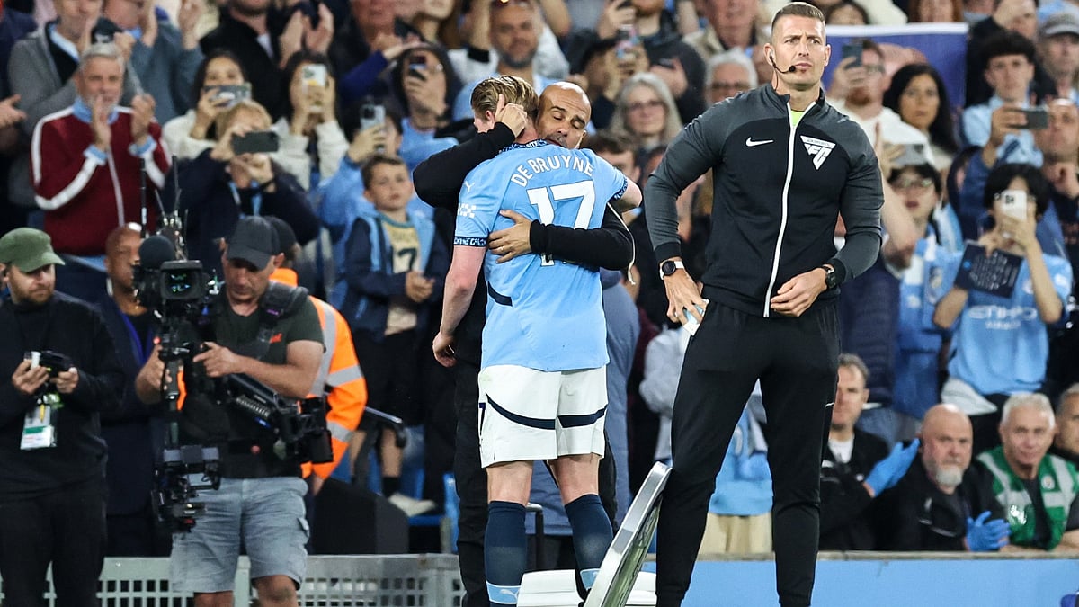File : Kevin De Bruyne and Pep Guardiola during the match against AFC Bournemouth.