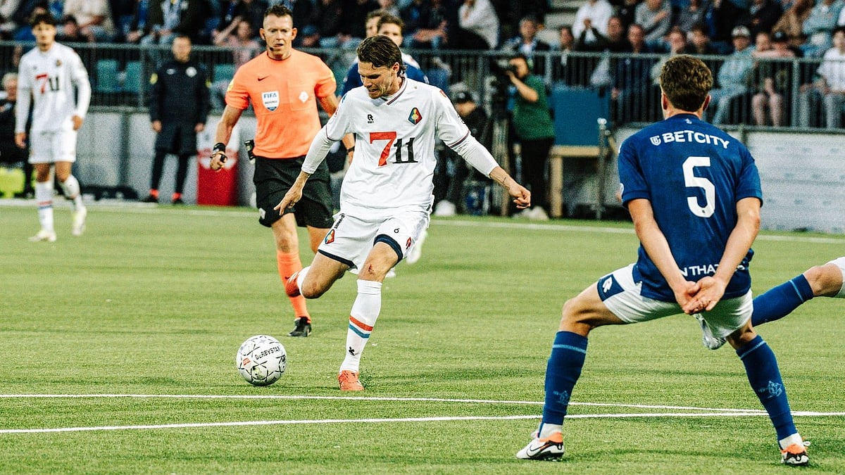 | Photo: X/telstar1963nv : SC Telstar's Danny Bakker playing against FC Den Bosch in the Dutch Eredivisie 2024-25 playoff semi-final first leg.