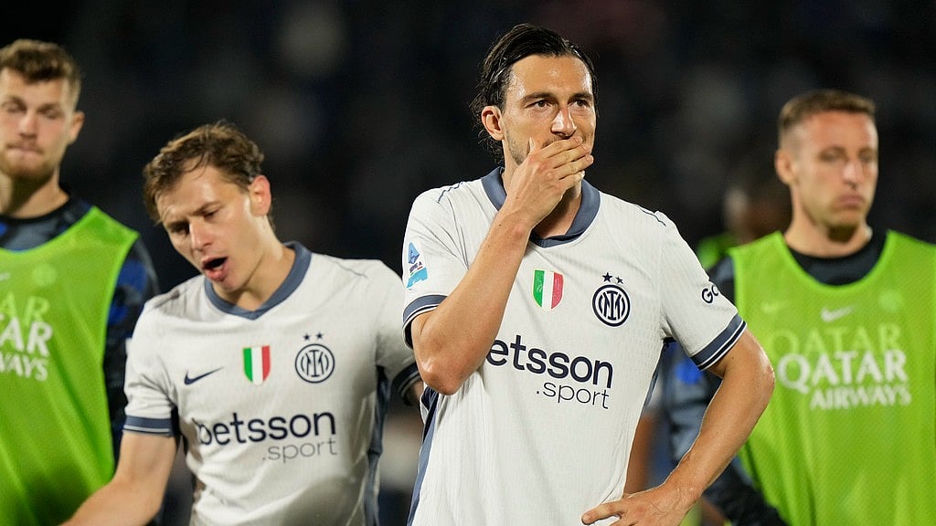 Photo: AP : Inter Milan's players react after losing the Serie A title race to Napoli at the end of their match against Como at the Sinigaglia stadium in Como, Italy.