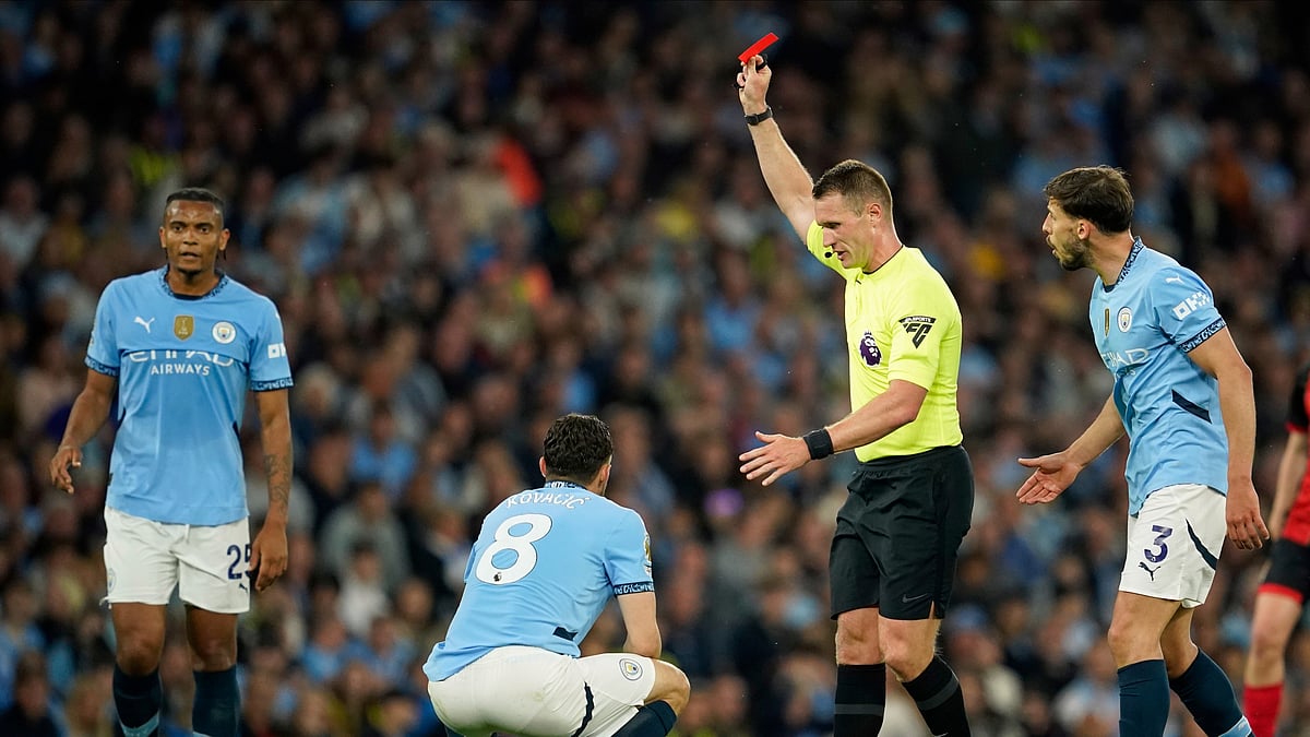 AP Photo/Dave Thompson : Referee Thomas Bramall shows a red card to Manchester City's Mateo Kovacic, centre, during the English Premier League football match in Manchester.