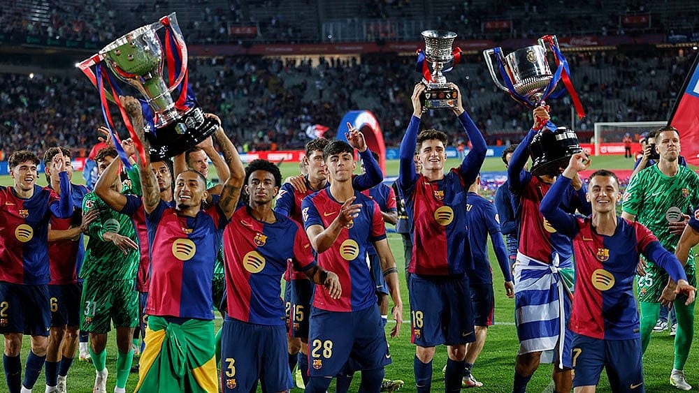 | Photo: AP/Joan Monfort : Barcelona players celebrate.