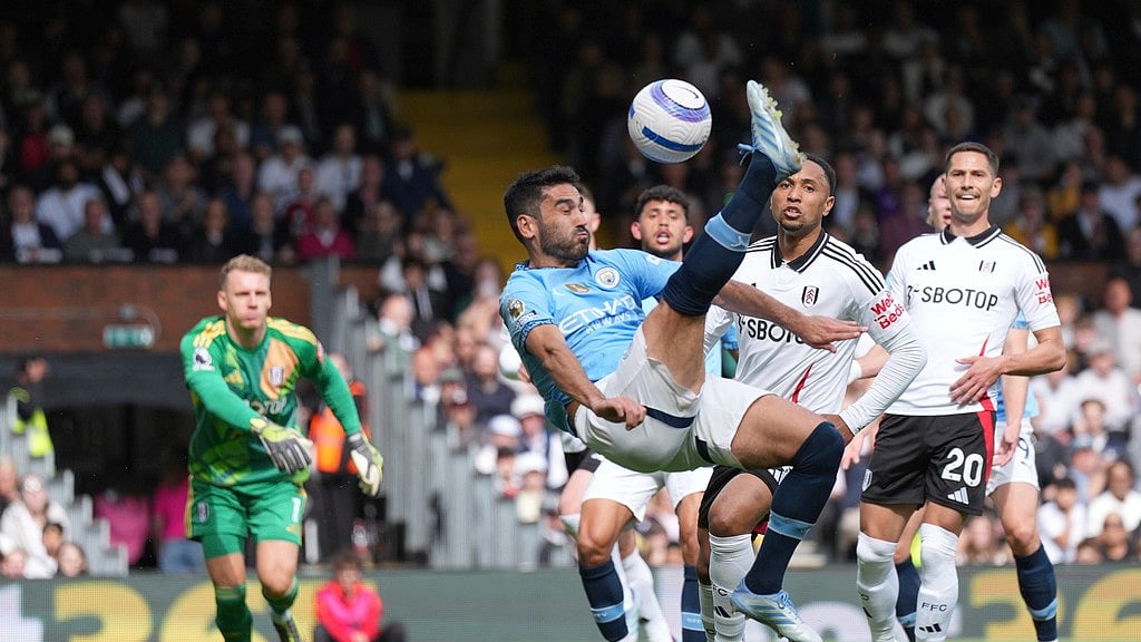 AP/Dave Shopland : Manchester City's Ilkay Gundogan, centre, scores his side's opening goal during the English Premier League soccer match between Fulham and Manchester City at Craven Cottage, London, Sunday, May 25, 2025.