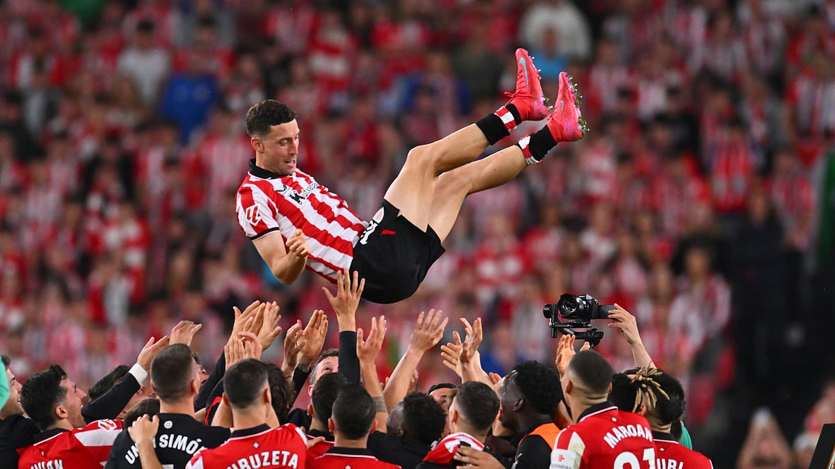  (AP Photo/Miguel Oses) : Athletic Bilbao's Oscar de Marcos is tossed into the air by teammates after the Spanish La Liga soccer match between Athletic Bilbao and Barcelona at the San Mames stadium in Bilbao, Spain, Sunday, May 25, 2025.