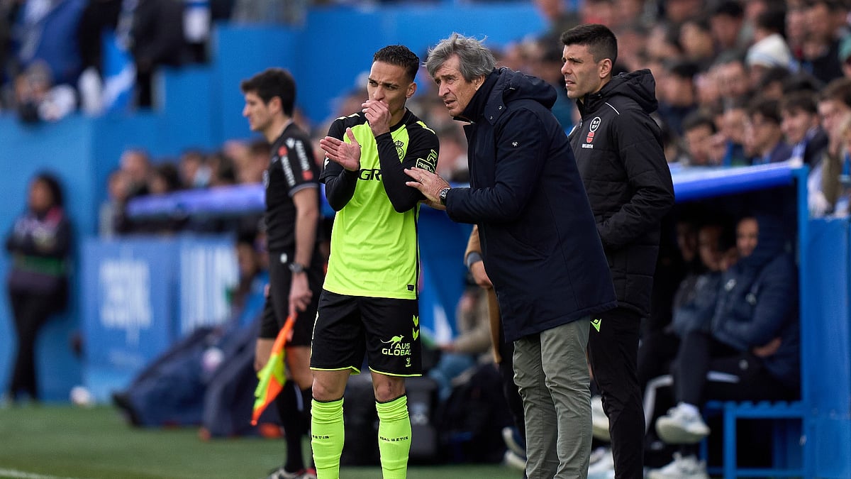 File : Real Betis winger Antony and head coach Manuel Pellegrini.
