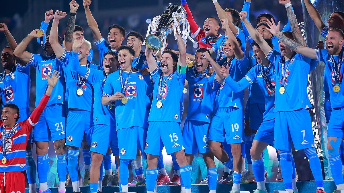 Cruz Azul lift the trophy